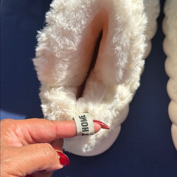 Cream Plush Slippers for Ultimate Comfort - Picture 5 of 6